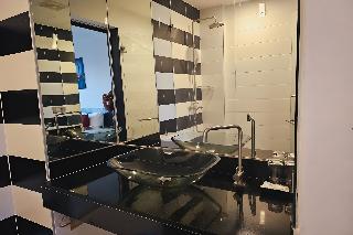 One World One Home Naiharn Hotel by ZUZU fotoÄŸrafÄ±