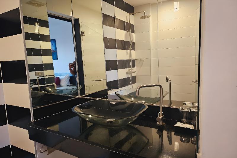 One World One Home Naiharn Hotel by ZUZU - Oda