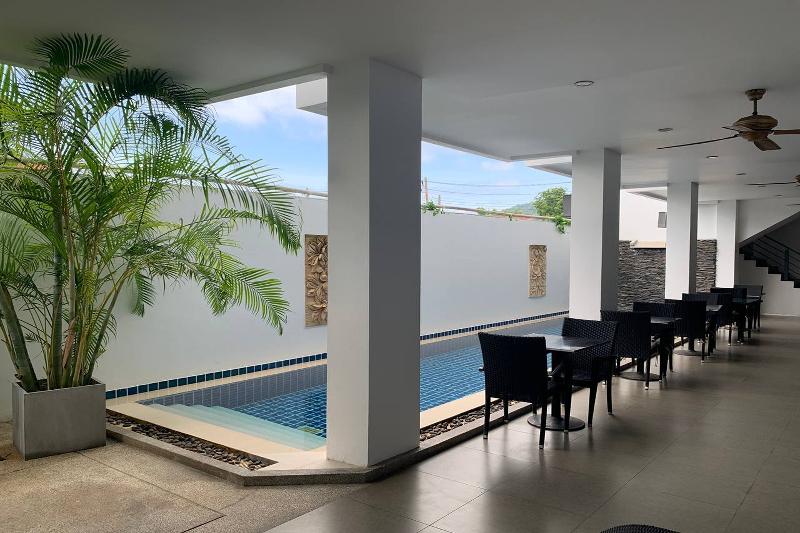 One World One Home Naiharn Hotel by ZUZU - Havuz