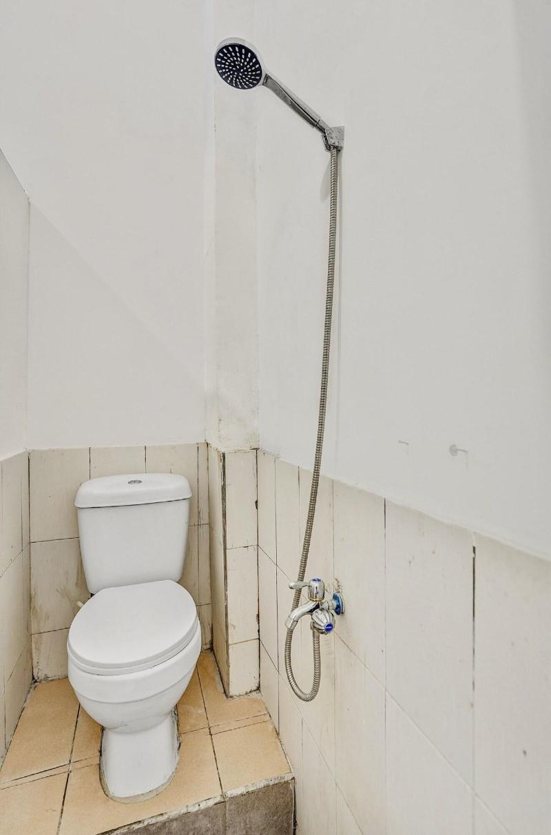 OYO 90523 Homestay Jenggolo - Oda