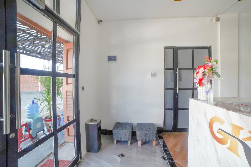 Super OYO 90447 Kardopa Hotel Megapark - Lobi
