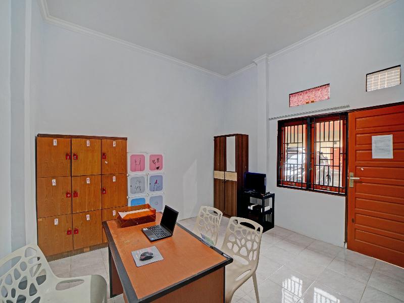 OYO 90503 Madina Residence - Lobi