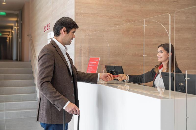 Moov Hotel Oeiras - Lobi
