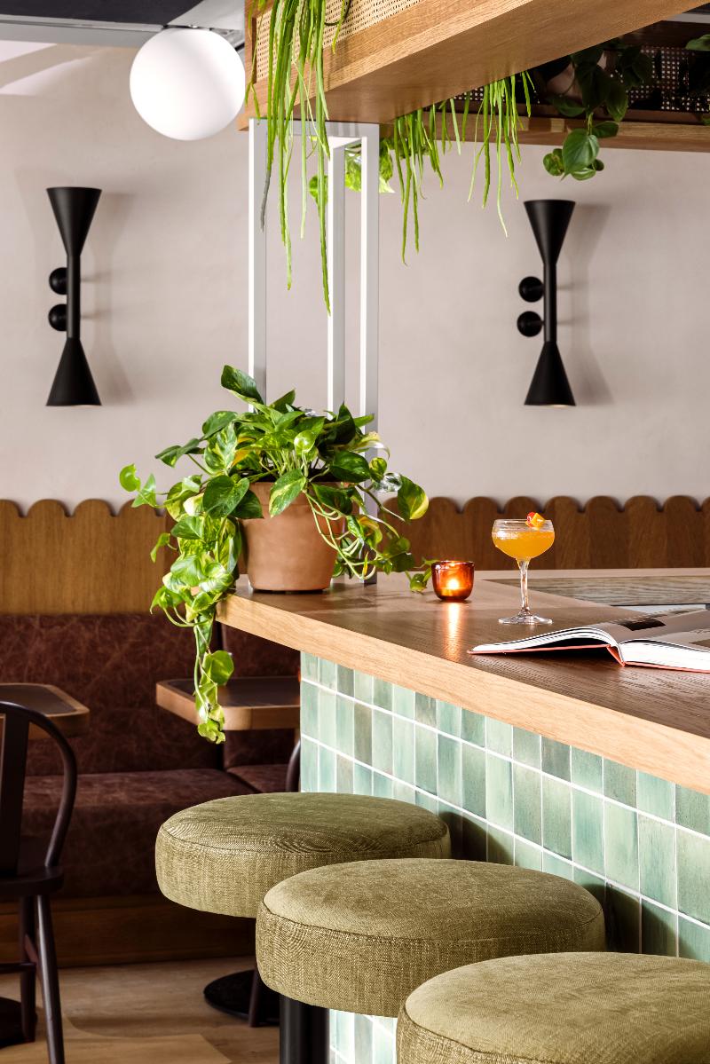 Turing Locke, Eddington - Bar