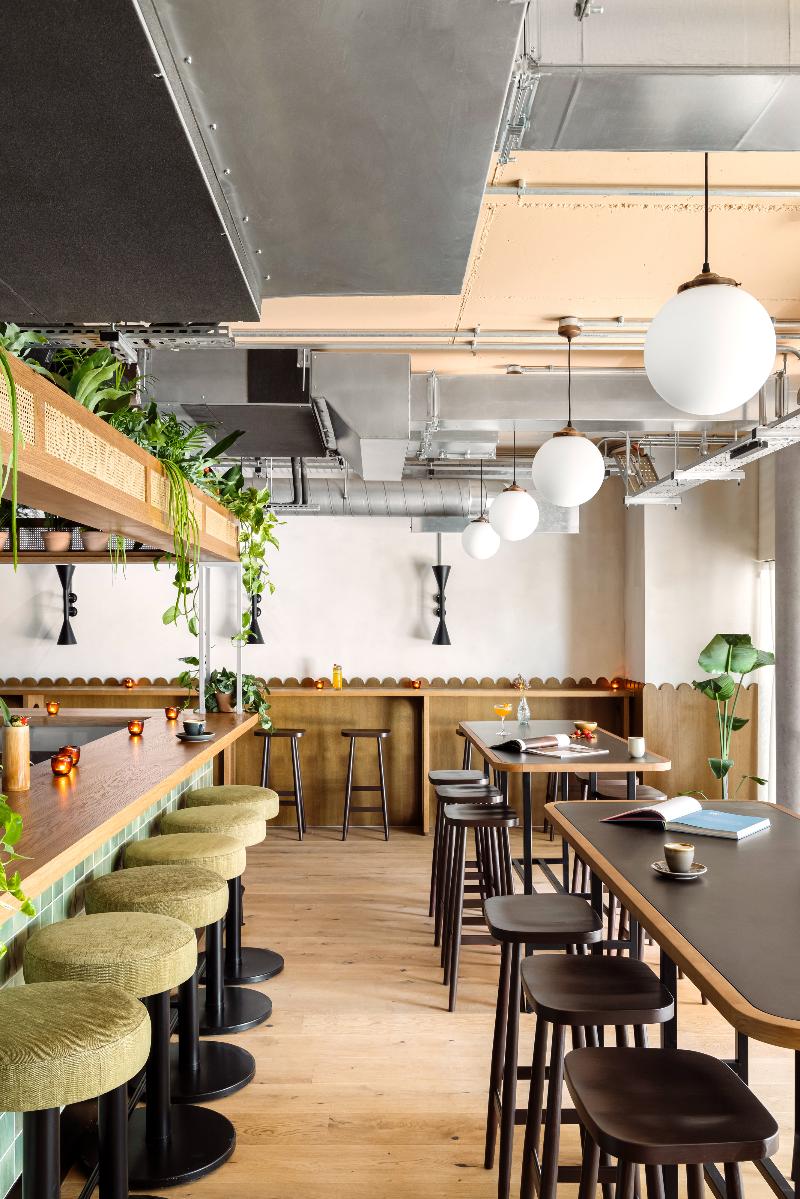 Turing Locke, Eddington - Bar