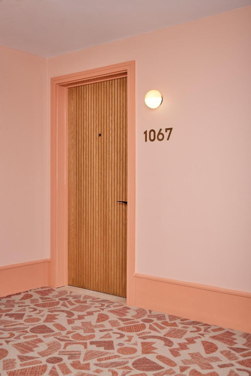 Turing Locke, Eddington - Lobi