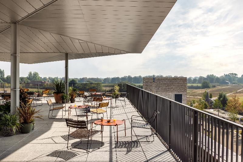 Turing Locke, Eddington - Teras