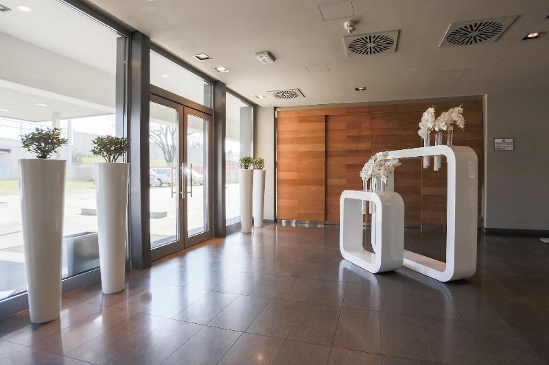 One Hotel & Restaurant - Lobi