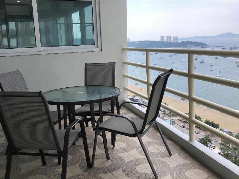 View Talay 6 Condominium by Honey - Teras