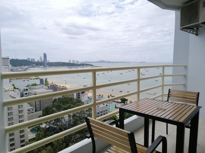 View Talay 6 Condominium by Honey - Teras