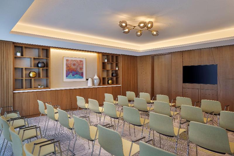 DoubleTree by Hilton Sharjah Waterfront Hotel & Re - Toplantı