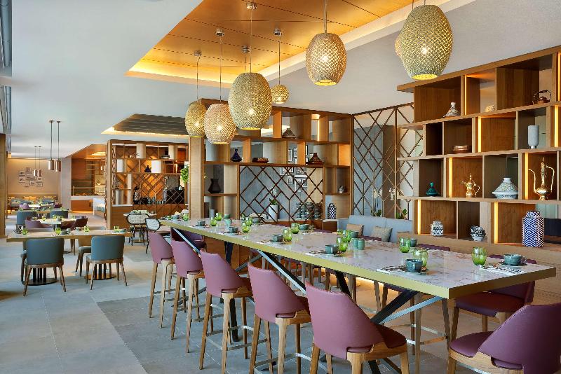 DoubleTree by Hilton Sharjah Waterfront Hotel & Re - Restoran
