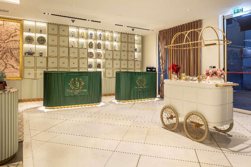 The Emerald House Lisbon, Curio Collection by Hilt - Lobi