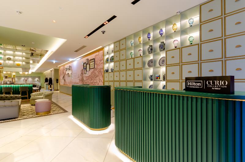 The Emerald House Lisbon, Curio Collection by Hilt - Lobi
