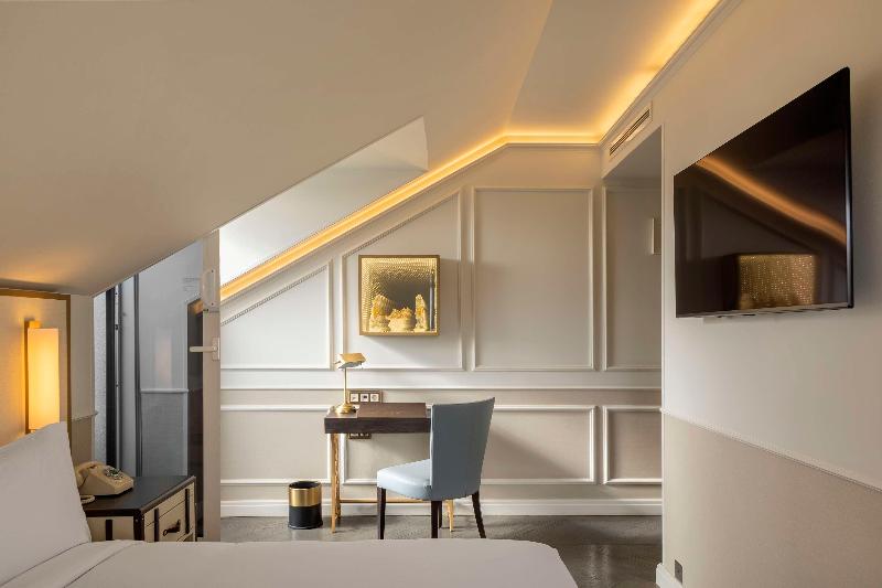 The Emerald House Lisbon, Curio Collection by Hilt - Oda