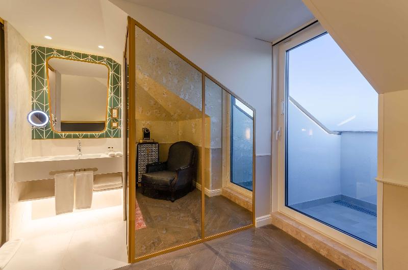 The Emerald House Lisbon, Curio Collection by Hilt - Oda
