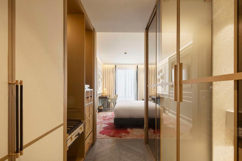 The Emerald House Lisbon, Curio Collection by Hilt - Oda