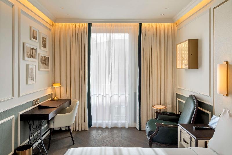 The Emerald House Lisbon, Curio Collection by Hilt - Oda