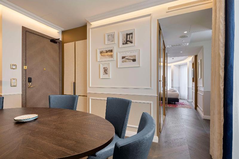 The Emerald House Lisbon, Curio Collection by Hilt - Oda