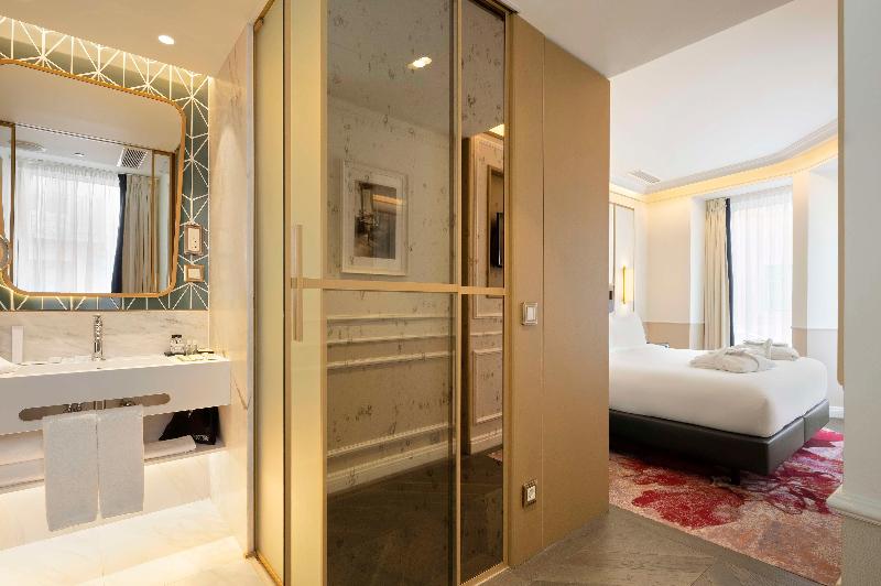 The Emerald House Lisbon, Curio Collection by Hilt - Oda
