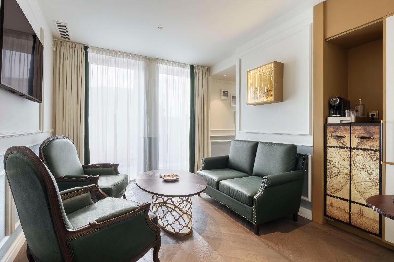 The Emerald House Lisbon, Curio Collection by Hilt - Oda