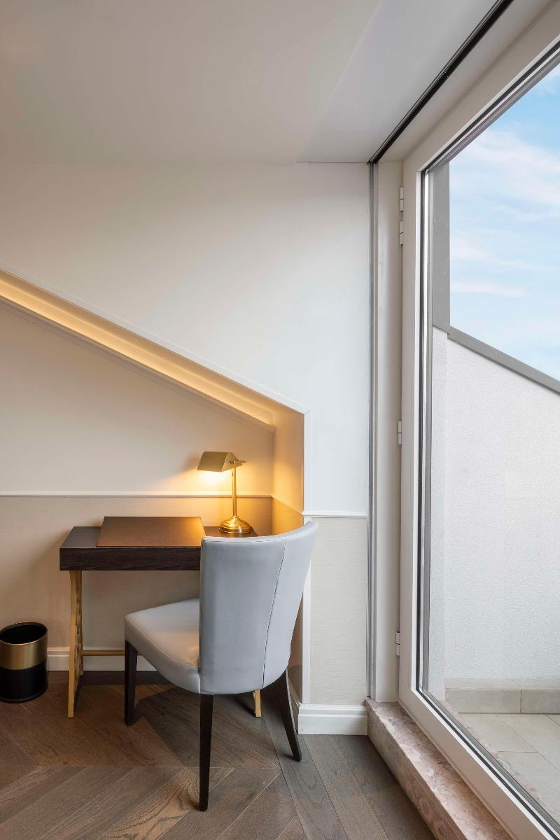 The Emerald House Lisbon, Curio Collection by Hilt - Oda
