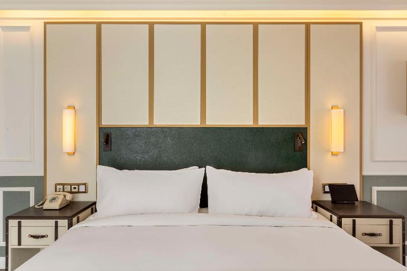 The Emerald House Lisbon, Curio Collection by Hilt - Oda