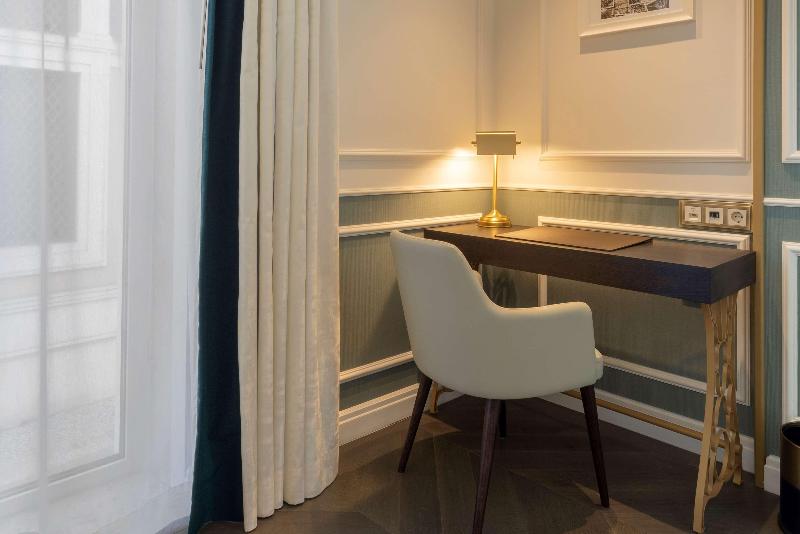 The Emerald House Lisbon, Curio Collection by Hilt - Oda