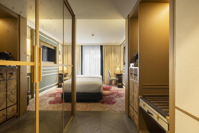 The Emerald House Lisbon, Curio Collection by Hilt - Oda