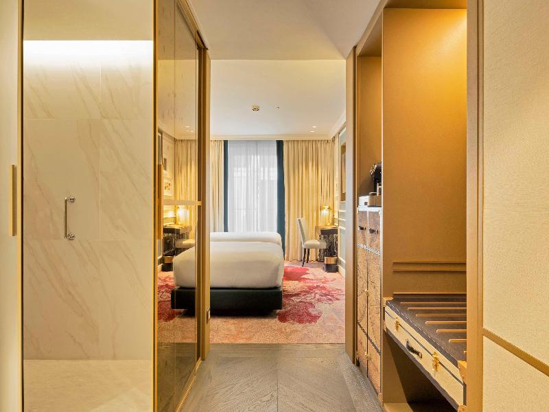 The Emerald House Lisbon, Curio Collection by Hilt - Oda
