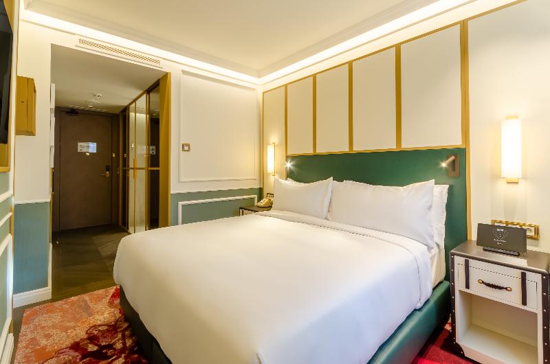 The Emerald House Lisbon, Curio Collection by Hilt - Oda