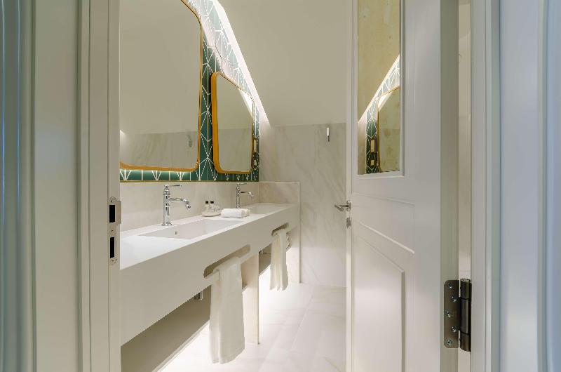 The Emerald House Lisbon, Curio Collection by Hilt - Oda