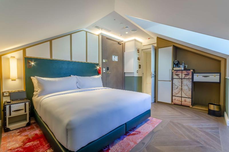 The Emerald House Lisbon, Curio Collection by Hilt - Oda