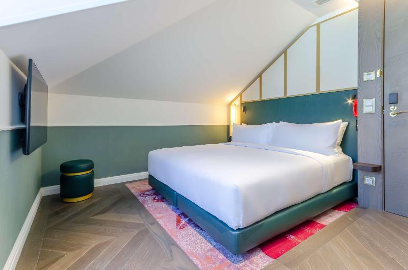 The Emerald House Lisbon, Curio Collection by Hilt - Oda