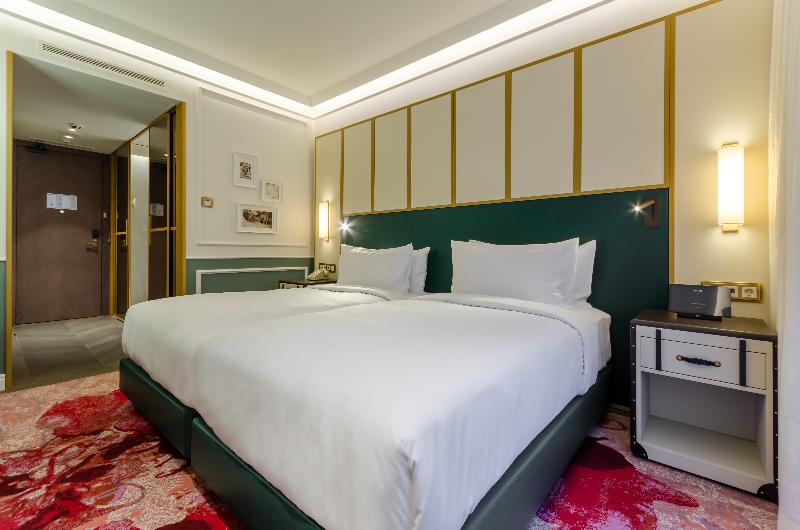 The Emerald House Lisbon, Curio Collection by Hilt - Oda