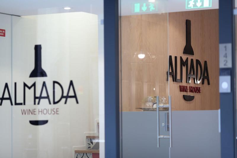 Almada Wine House - Lobi