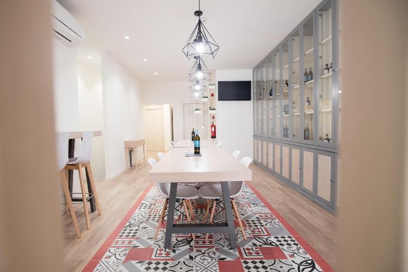 Almada Wine House - Aktivite