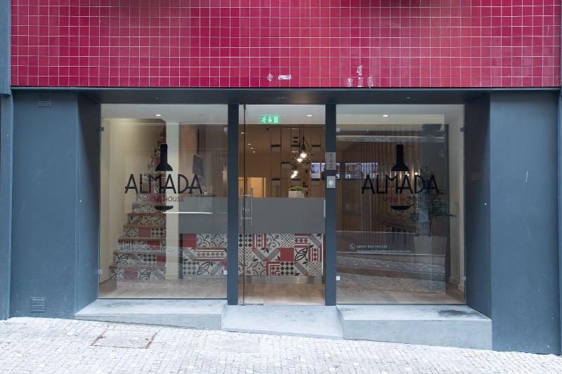 Almada Wine House - Genel