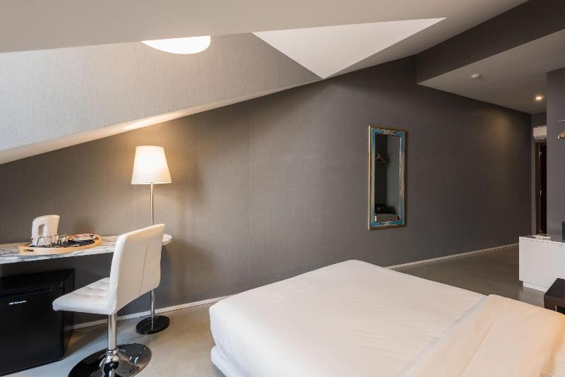 Alfama - Lisbon Lounge Suites - Oda