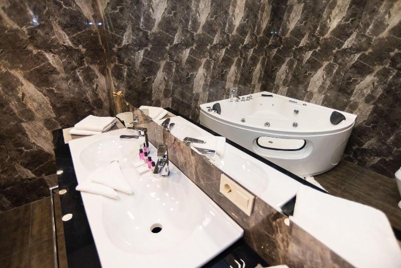 Gallery Art Hotel - Oda