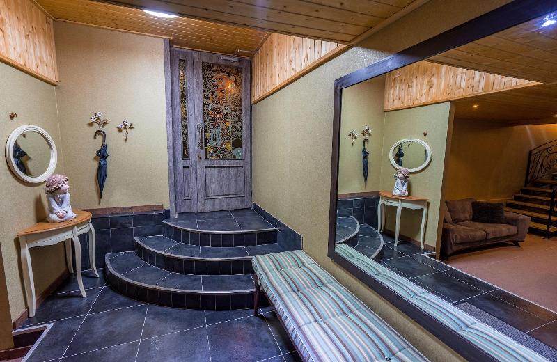 Good Aura Hotel - Lobi
