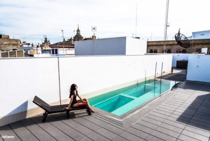 Welldone Quality-Crystal Pool - Teras