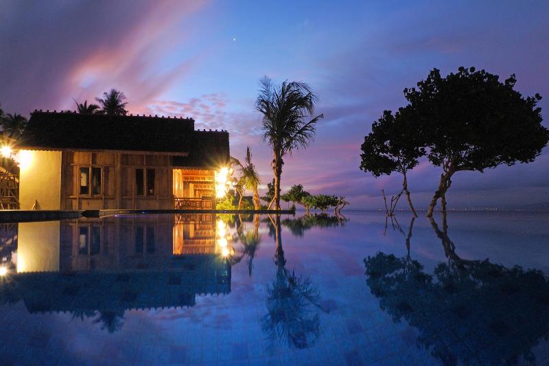 Blue Harbor Beachfront Villas & Resto - Genel
