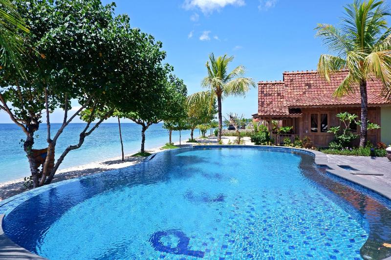 Blue Harbor Beachfront Villas & Resto - Havuz