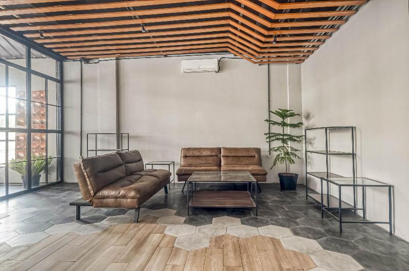 Formerly Reddoorz Plus Near Gandaria City Mall 2 - Lobi
