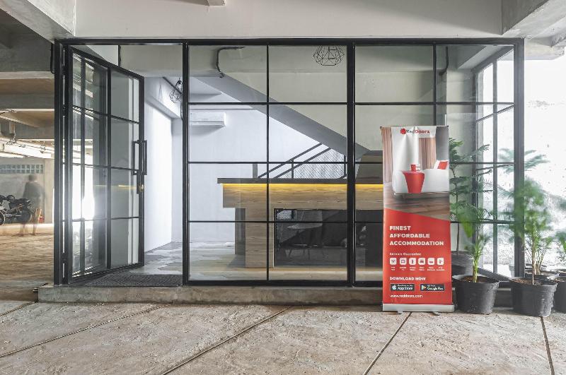 Formerly Reddoorz Plus Near Gandaria City Mall 2 - Genel