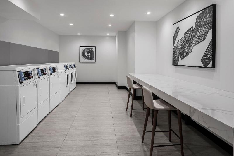 Four Points by Sheraton Flushing - Genel