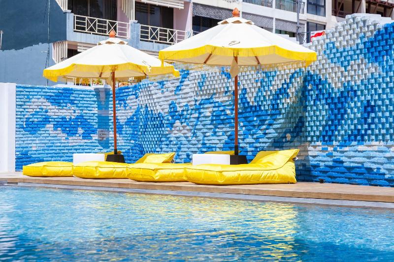 Anona Beachfront Phuket Resort - Havuz