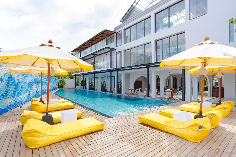 Anona Beachfront Phuket Resort - Havuz