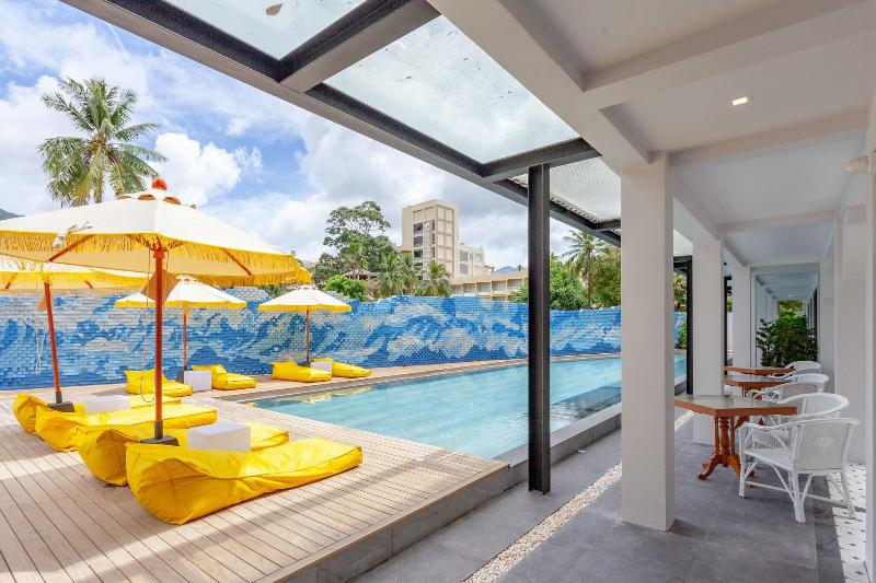 Anona Beachfront Phuket Resort - Havuz